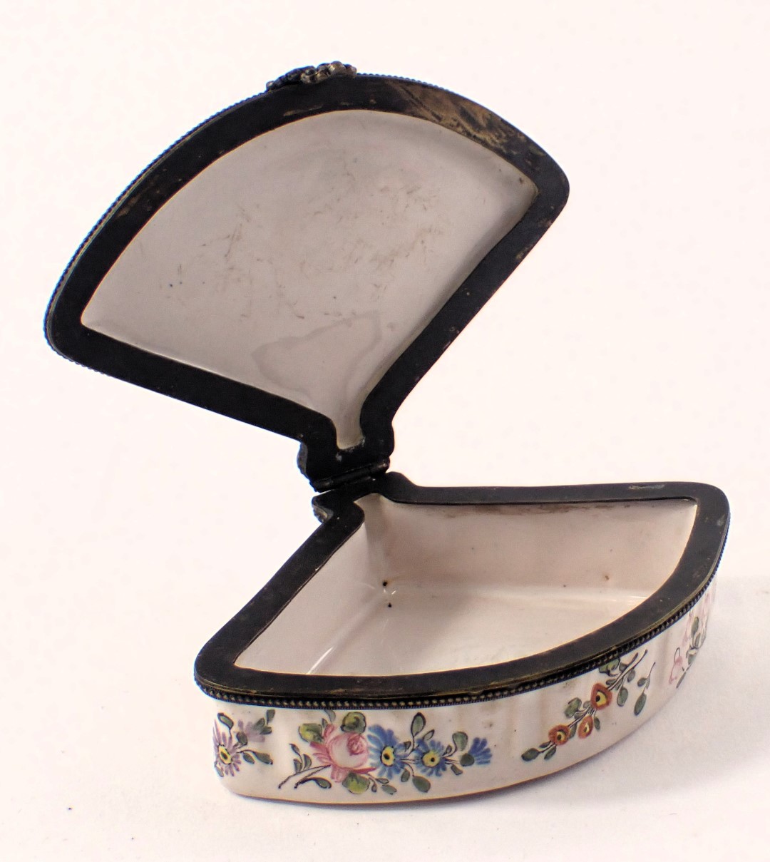 A late 18th/early 19thC French Faience porcelain Veuve Perrin fan shaped box, the lid decorated with - Image 2 of 3