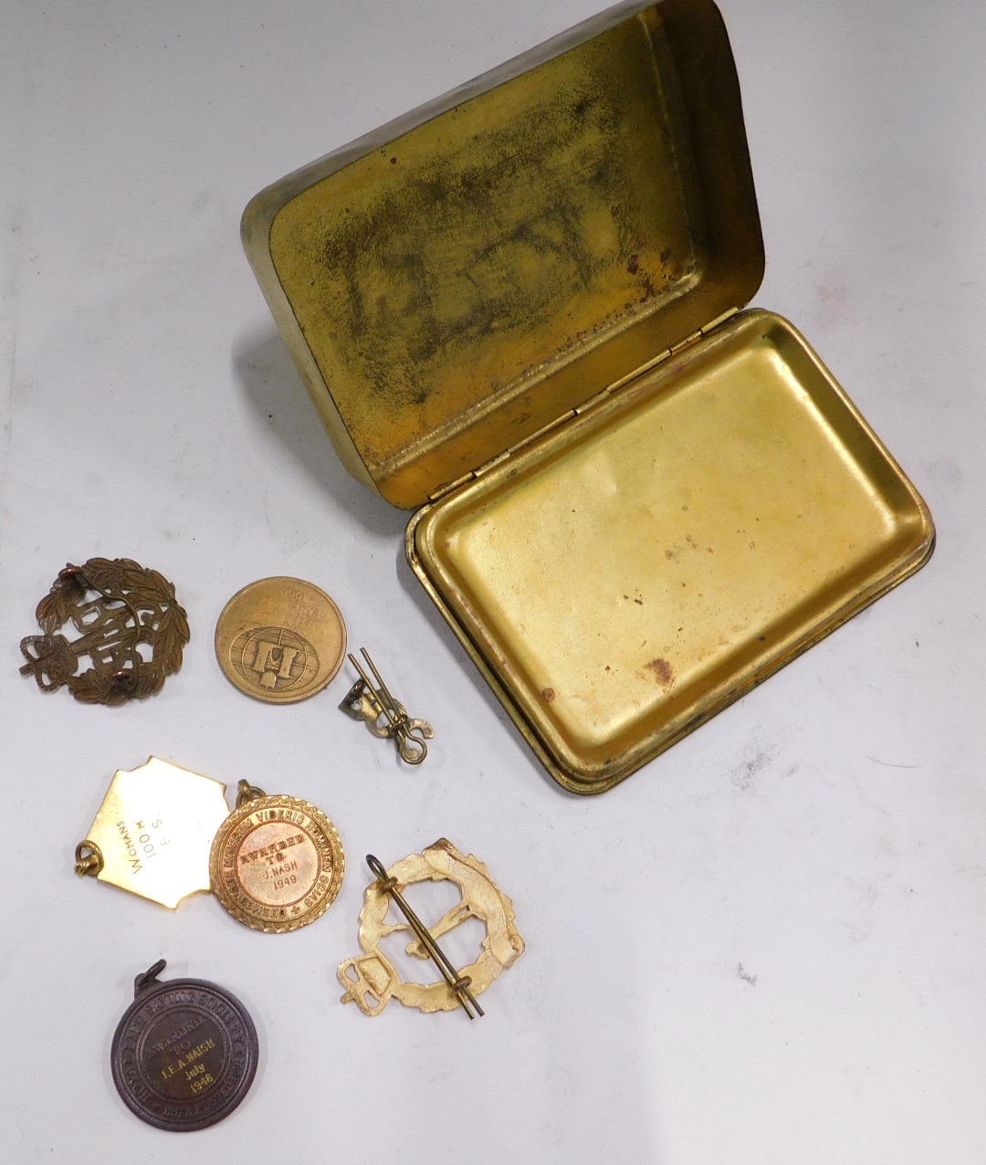 A Christmas 1914 brass tin, a forward cap badge, Royal Life Saving Society badge, ROC badge, etc. (a - Image 2 of 2