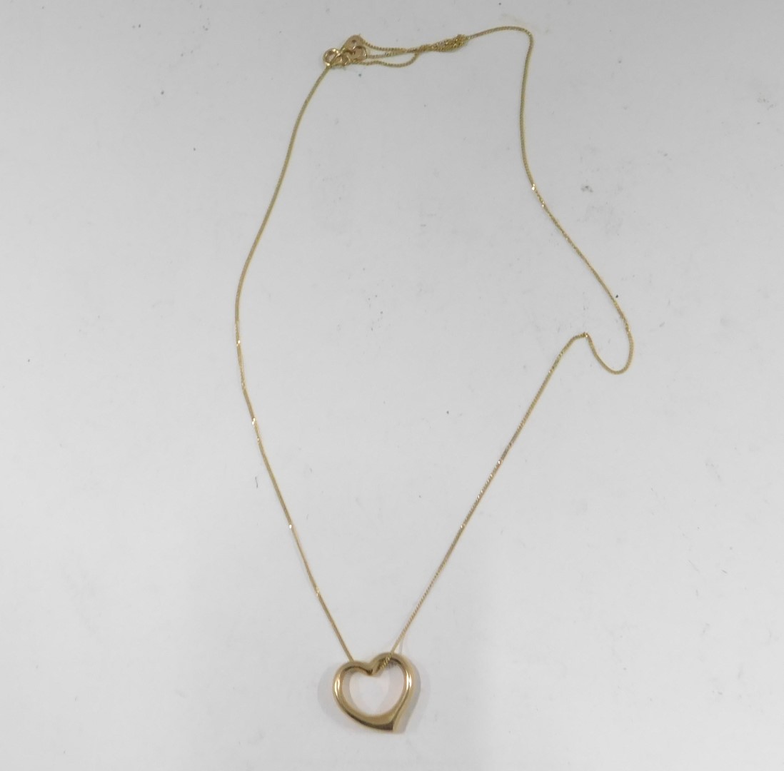 A 9ct gold heart shaped pendant and chain, the hollow heart 2cm high, on a fine link neck chain, 44c - Image 2 of 3