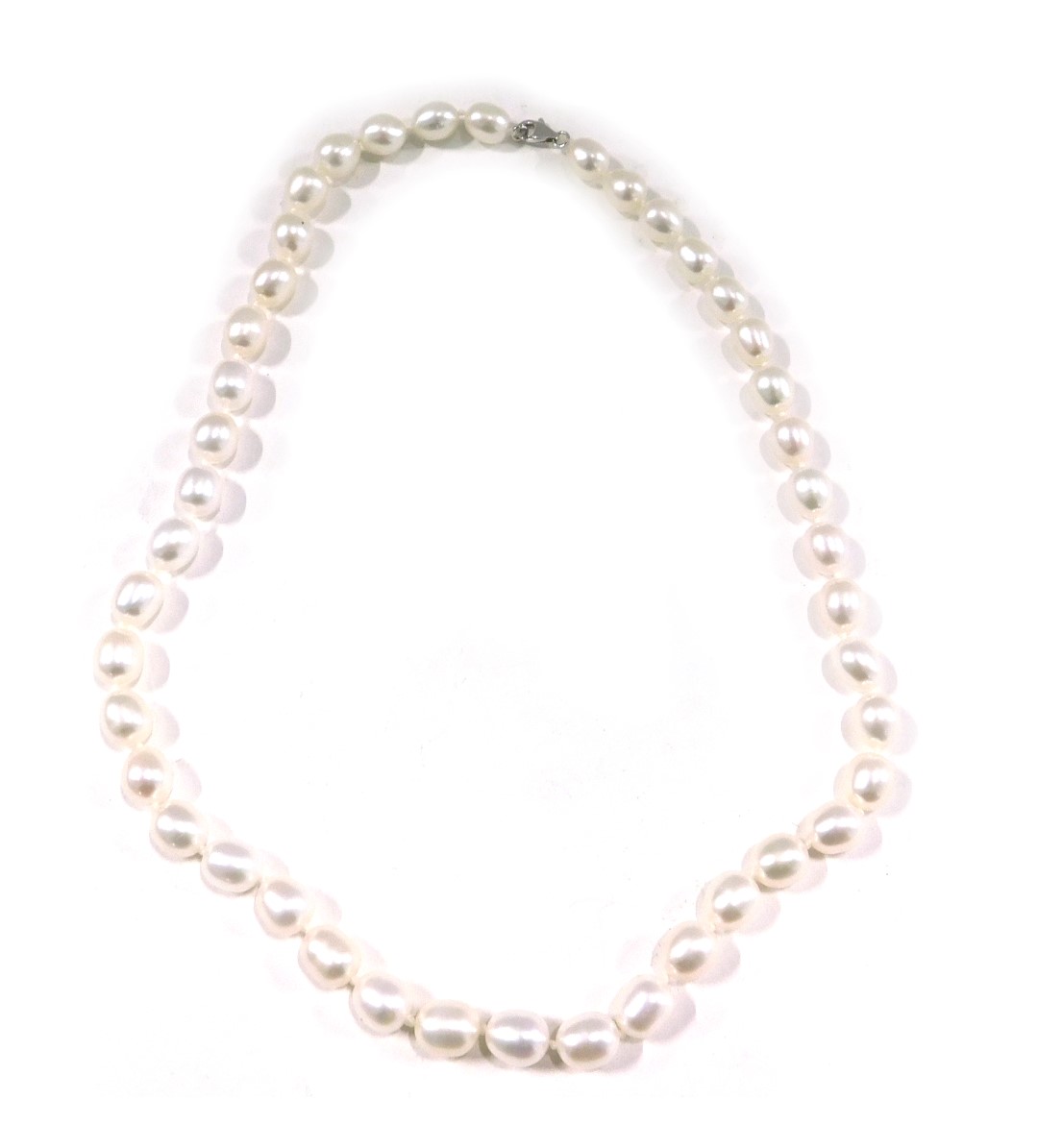 A pearl necklace, with white lustre finish beads, on a knotted string strand, of varying sizes, the