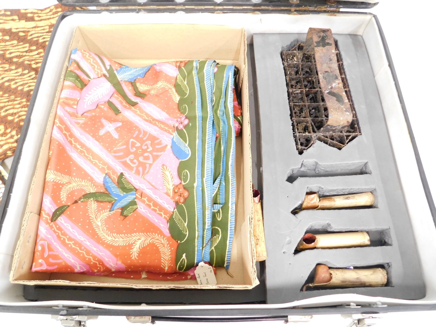 A Batik museum pack, in travel case. - Image 2 of 3