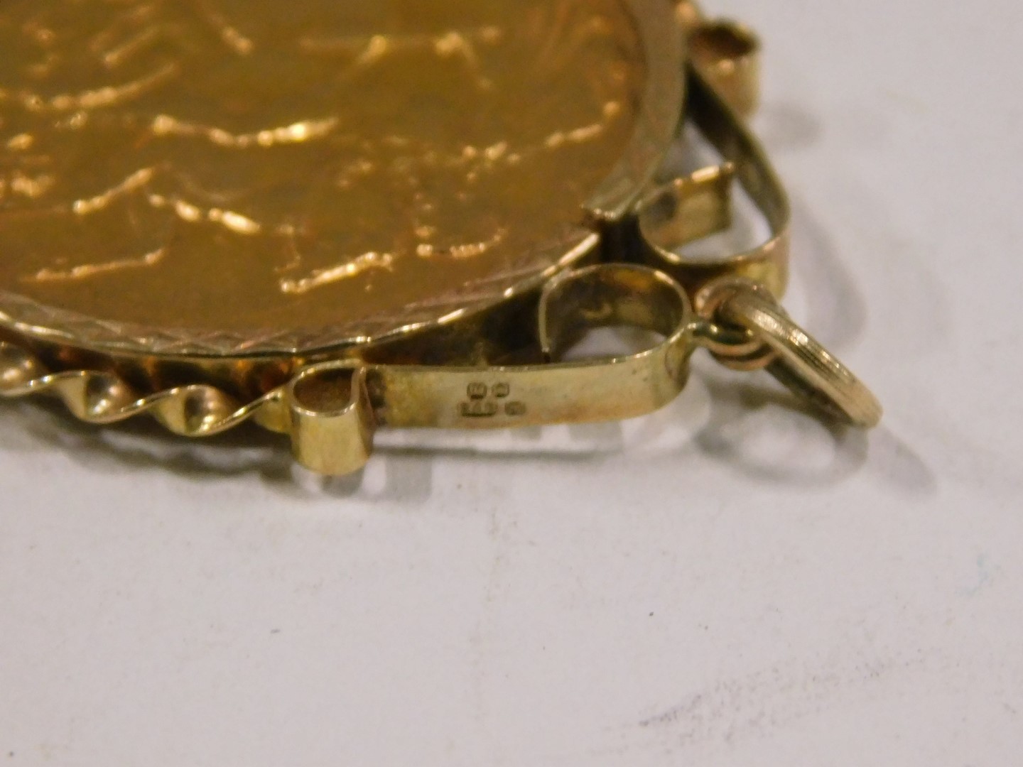 An Edward VII full gold sovereign pendant, dated 1910, in a 9ct gold twist work pendant mount, 9.1g - Image 3 of 3