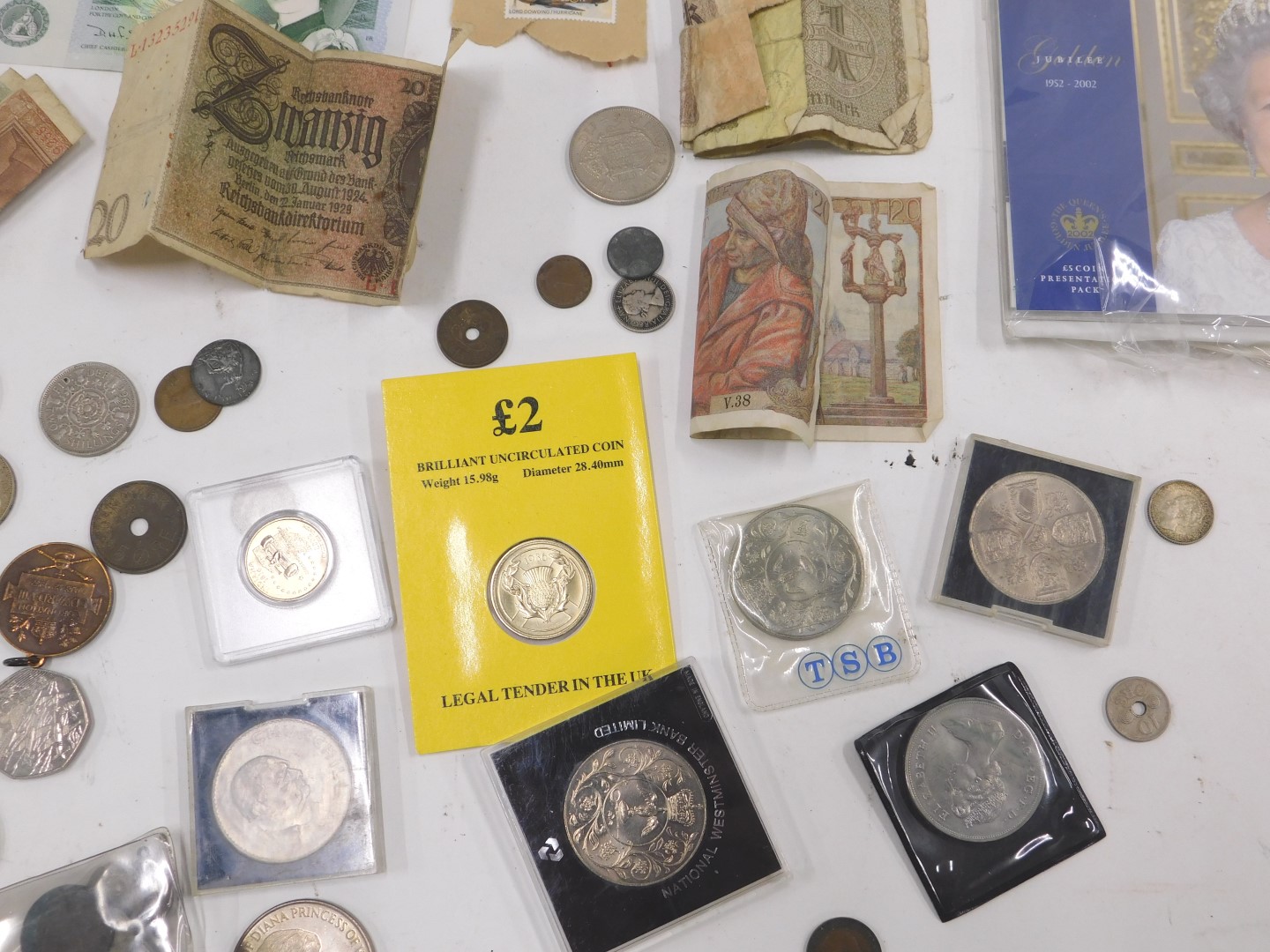 Various coins and banknotes, comprising collectors crowns, a Victoria 1890 silver crown, two five sh - Image 3 of 5