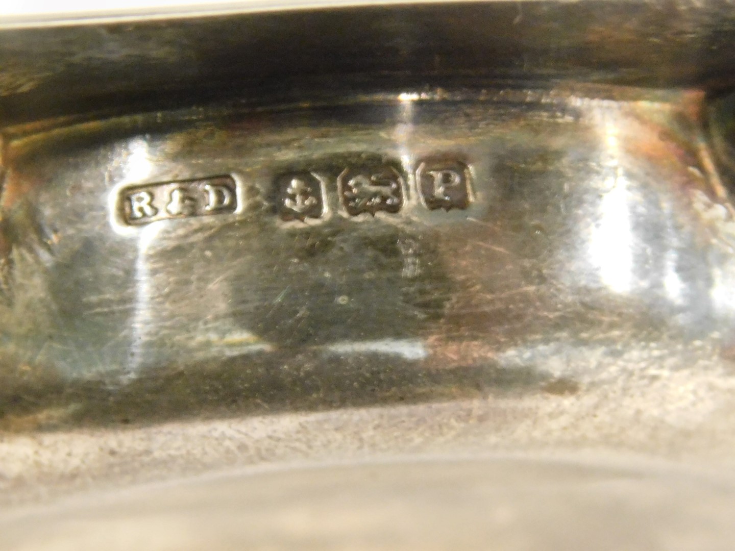 A matched pair of George V silver ashtrays, each of square form, with engine turned border, Birmingh - Image 3 of 3
