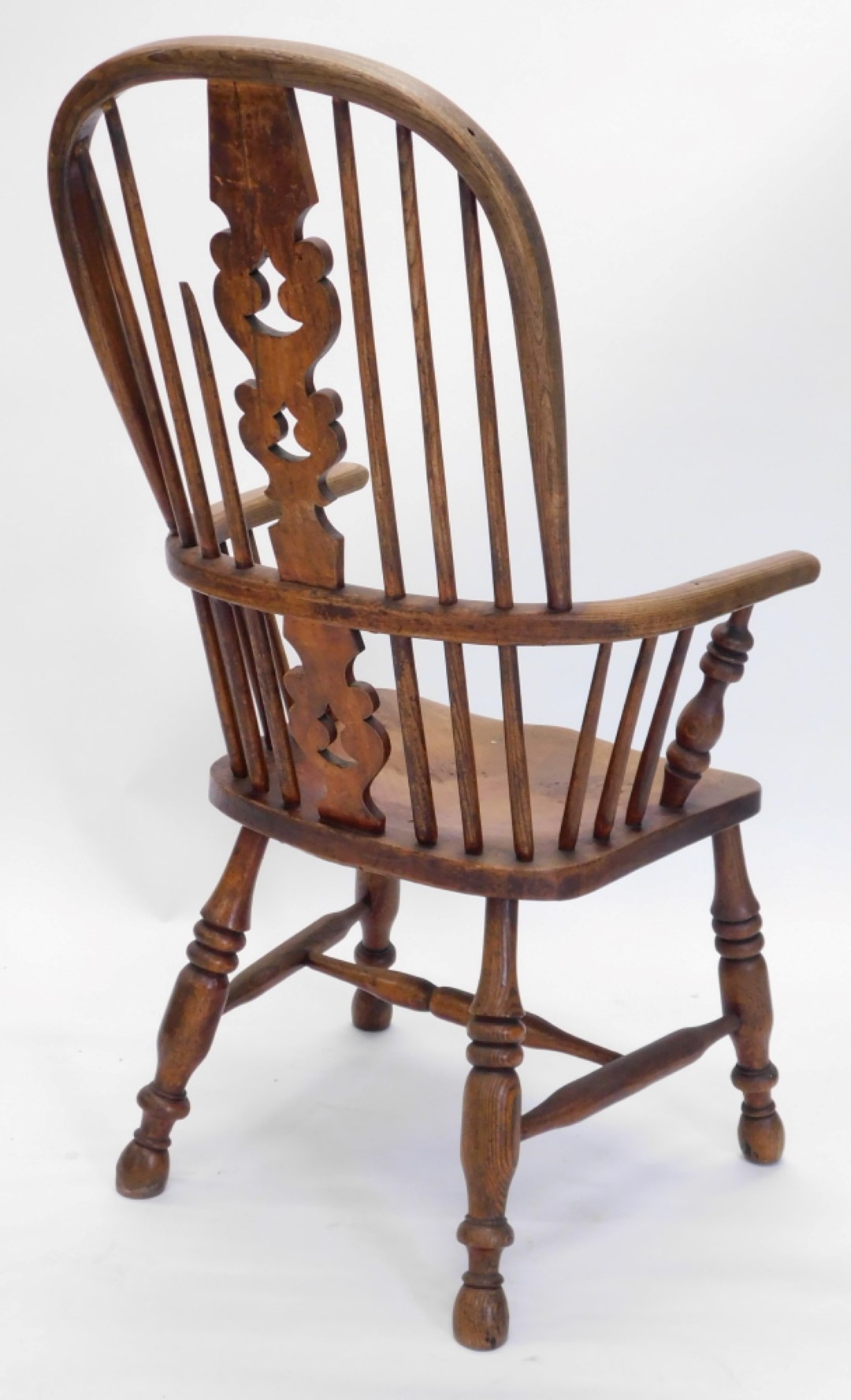 A late 19thC ash and elm Windsor chair with a pierced back splat, solid seat, on turned legs, with H - Bild 2 aus 2