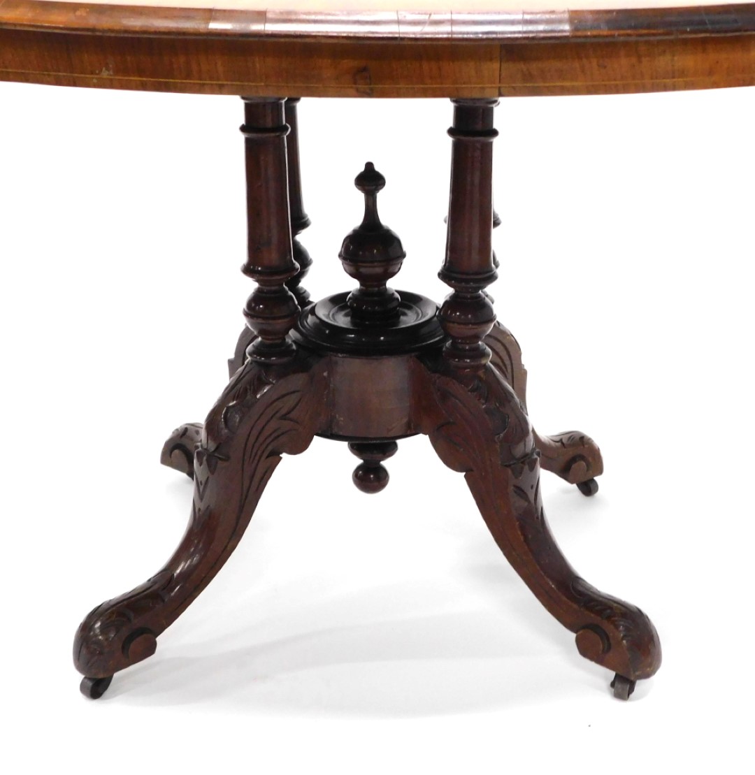 A Victorian walnut and marquetry oval breakfast table, on four turned supports with carved splay leg - Bild 3 aus 3
