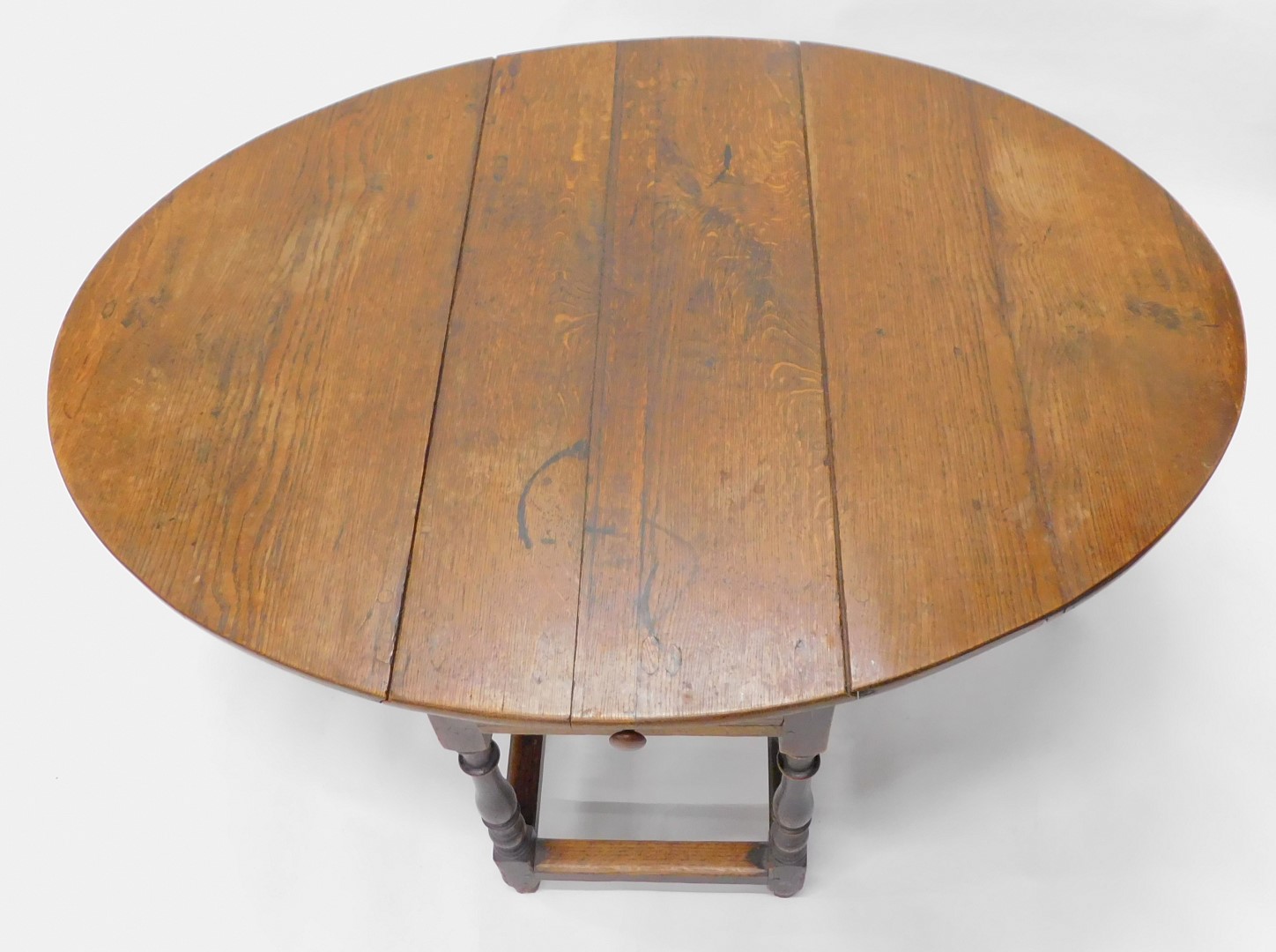 A late 19th/early 20thC oak oval gateleg table, with turned supports, 101cm wide. - Bild 2 aus 2