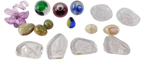 A quantity of glass, to include Langham paperweight, Wedgwood crystal animal paperweights, etc.