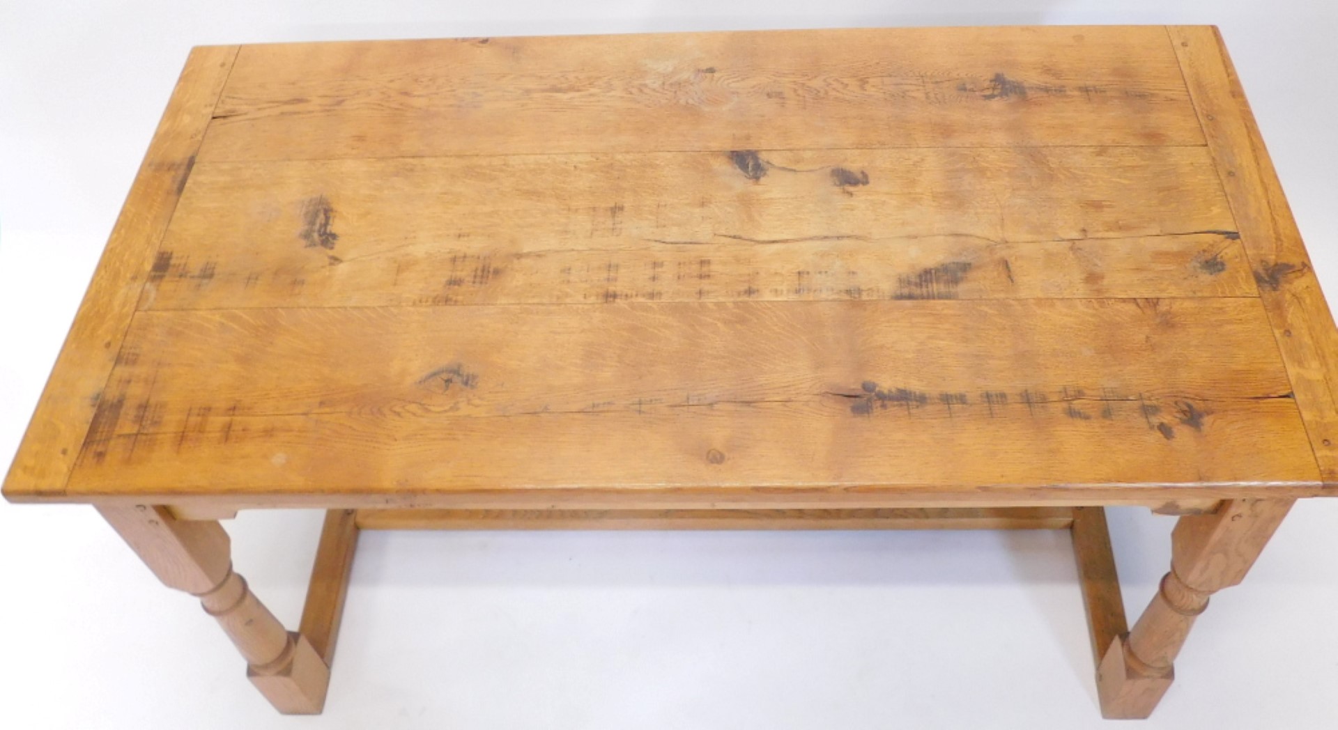 A light oak refectory table, the planked top with cleted ends, on part turned supports with flat H s - Bild 2 aus 2