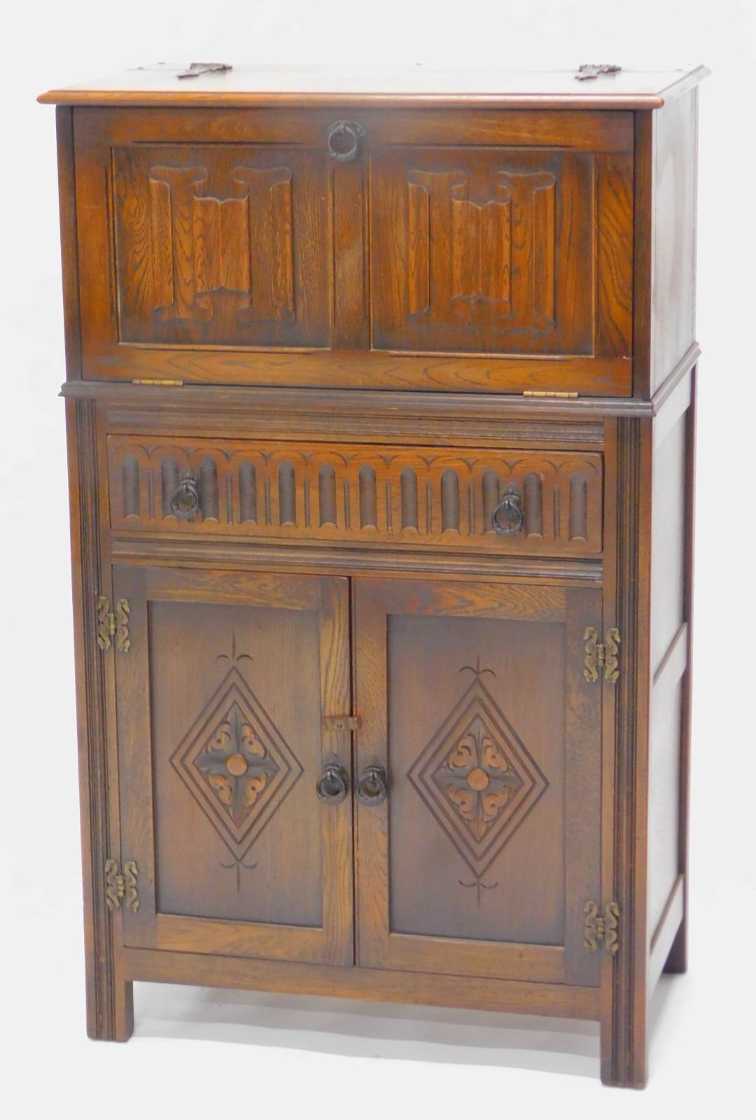 An Old Charm style oak cocktail cabinet, the double hinged top enclosing a mirrored interior, carved - Bild 2 aus 2