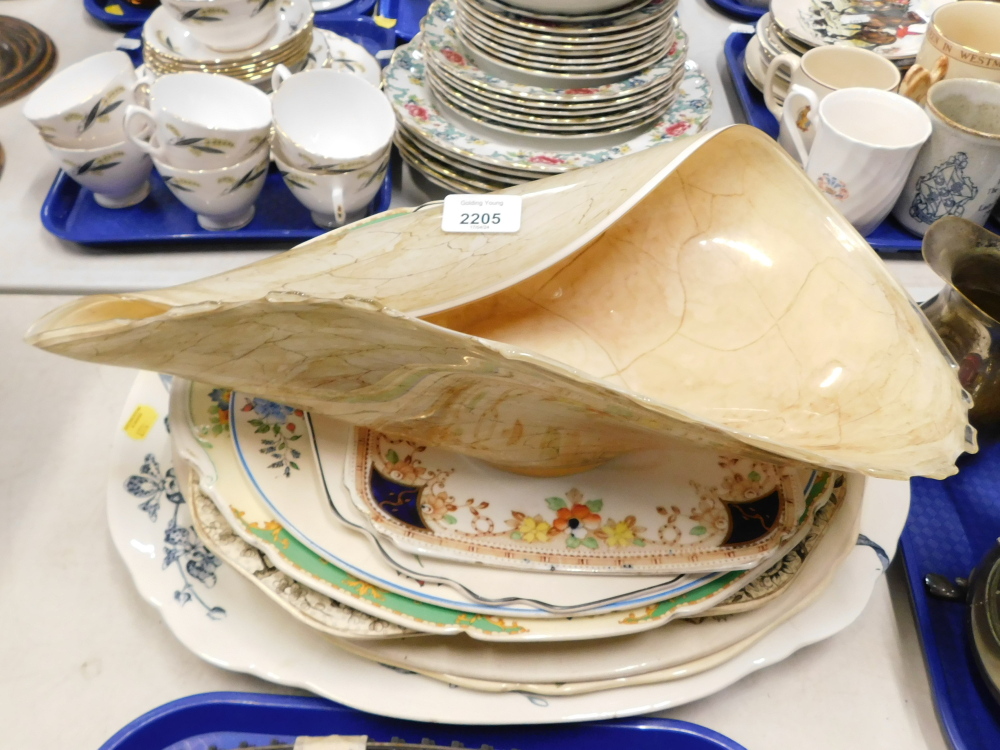 Decorative household wares, comprising a shaped Art Glass centre bowl, oval dinner plates, side plat