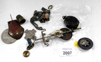 Costume jewellery and trinkets, comprising collectors crown, Victorian locket, military buttons, thi