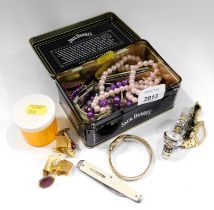 Costume jewellery, comprising pen knives, cultured pink lustre finish necklace, cuff links, wristwat