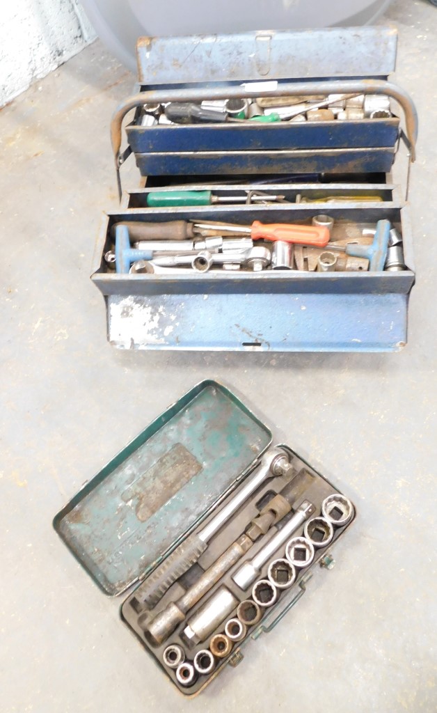 A blue cantilever toolbox and contents, and a Kamasa socket set.