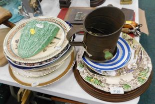 Ceramics and effects, comprising cabinet plates, dinner plates, and wall vase. (a quantity)
