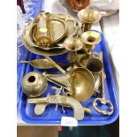 Brassware, comprising two pistols, key, pin dishes, etc. (1 tray)