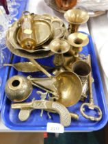 Brassware, comprising two pistols, key, pin dishes, etc. (1 tray)