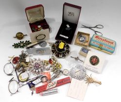 Jewellery and trinkets, comprising gilt seal, pen knife, enamel badges, brooches, pastels tin, etc.