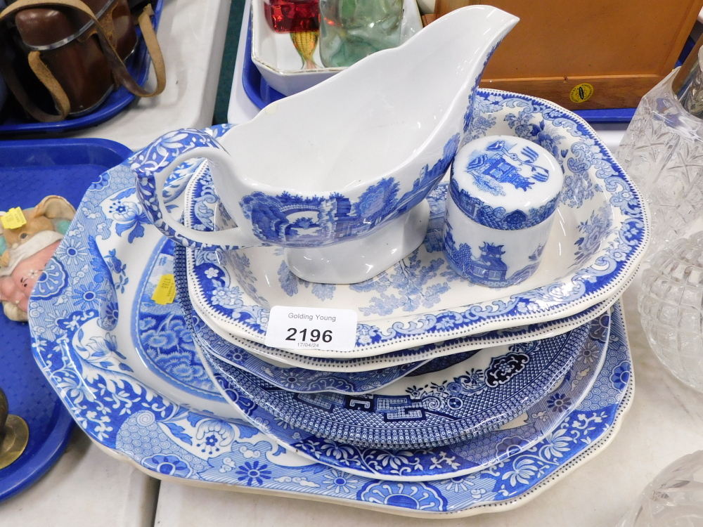 Various Old Willow pattern blue and white wares, to include gravy boat, jar and cover, octagonal ser