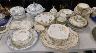 Part tea wares, comprising a Chelsea tea pot, graduated meat plates, soup bowls, centre bowl, tureen