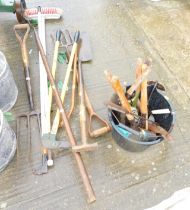 Various garden tools, to include bulb planter, shearers, brush, hawk, etc. (a quantity)