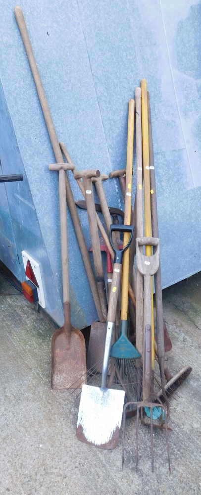 Various garden tools, comprising rakes, spades, forks, two plastic garden chairs