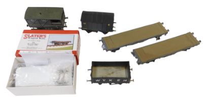 O gauge wagons, comprising a Slater's wagon with a BR low lift wagon, two flat bed trucks, other kit
