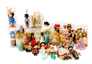 Souvenir dolls, including Bahama Queen doll, Maori doll, porcelain Alaska doll, etc. (1 box)