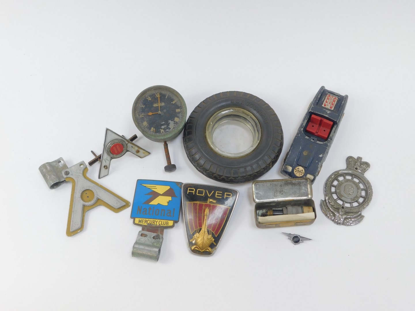 Various car badges, to include Rover, National Mercury Club, VM Driver, Royal Automobile Club, VM, R - Image 2 of 3