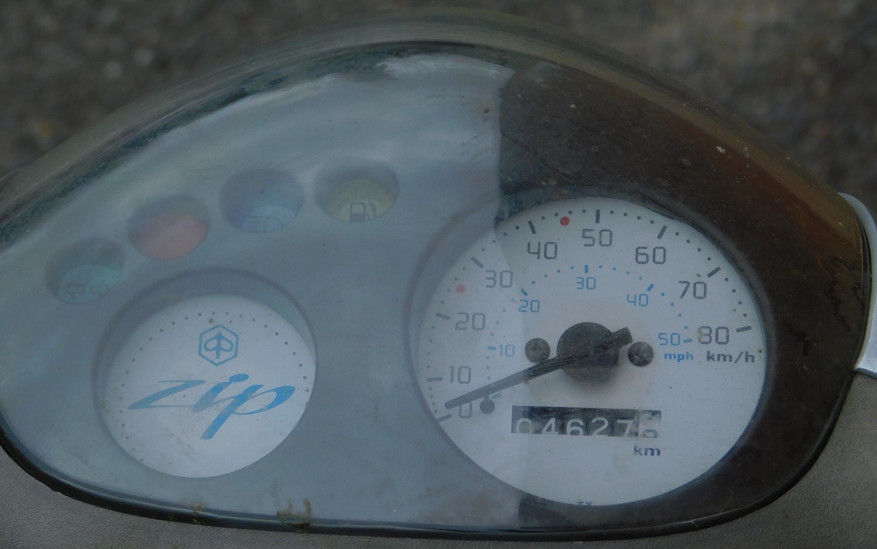 A Piaggio Zip moped, registration OU08 JVW, 49cc, petrol, silver, recd mileage 4,627 miles. - Image 4 of 8