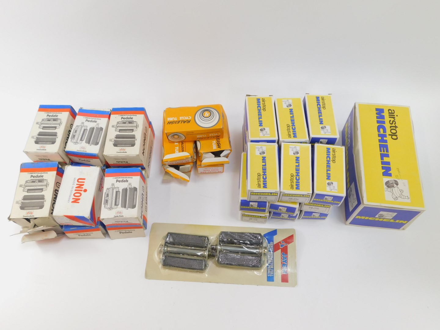 Michelin and Raleigh bicycle parts, to include mainly cycle tubes, boxed. (1 box) - Image 2 of 2