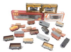 Mainline, Airfix, Lima and other OO gauge rolling stock, including GWR fruit van, 25 tonne Lowmac ma