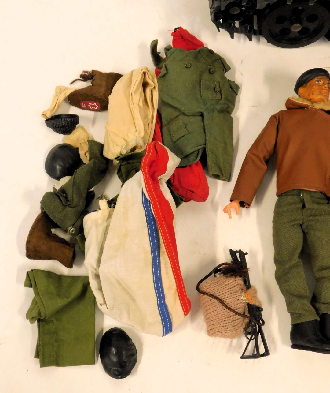 Action Man figures and accessories, including battle tank, accessories, weapons, etc., and a Kenner - Image 2 of 4