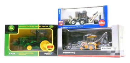 Three tractor models, comprising Ertl/Britain's John Deere 1-32 scale model 4273 green tractor, a Si