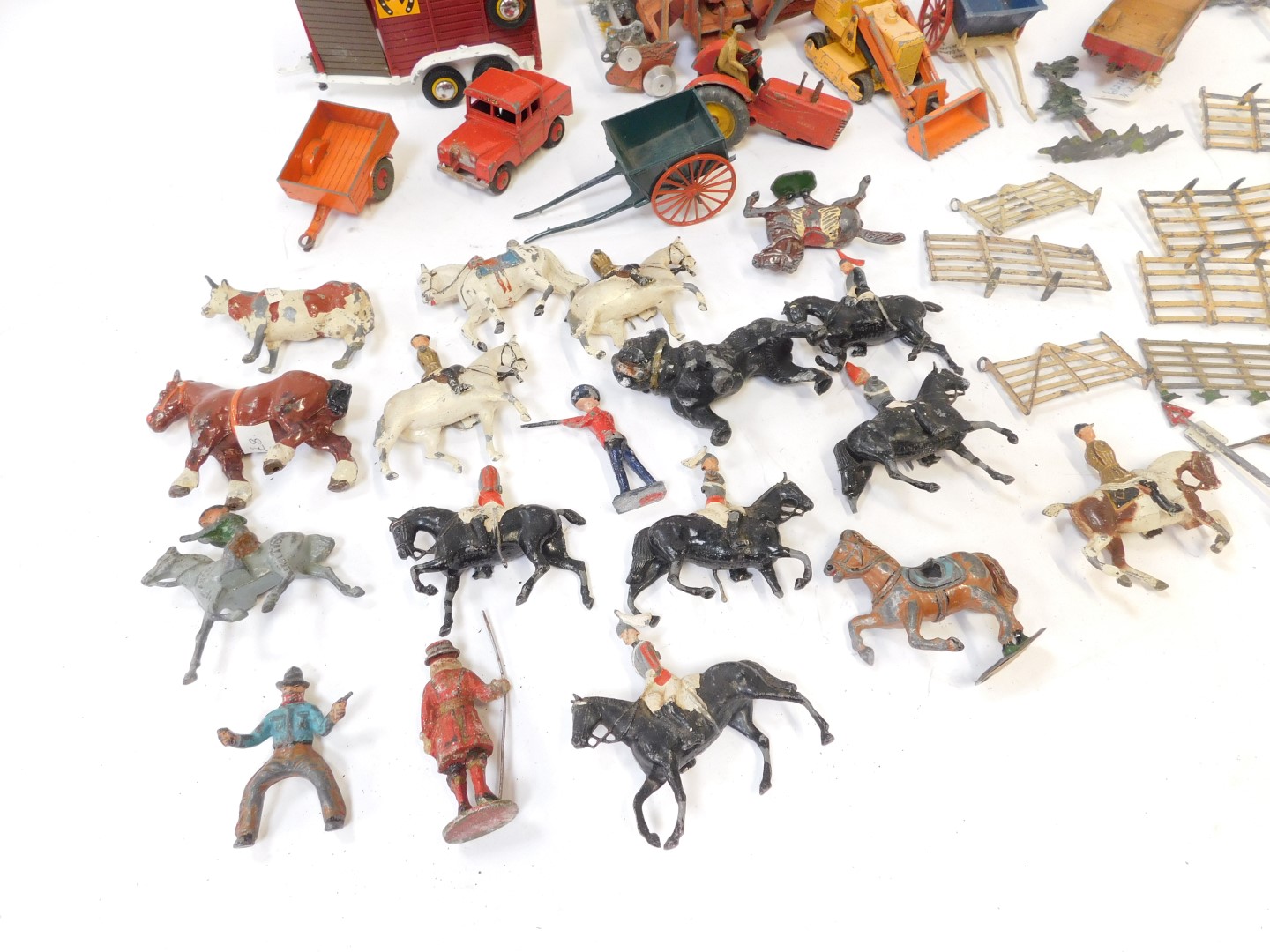 Diecast playworn agricultural vehicles and animals, comprising horse box, Dinky combine harvester, p - Image 3 of 3