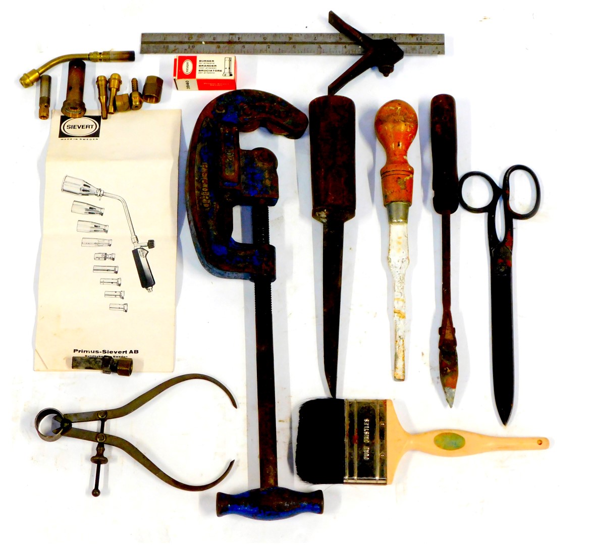 Engineering tools, comprising chisels, a Record sash clamp, calipers, clippers, etc. (1 tray)