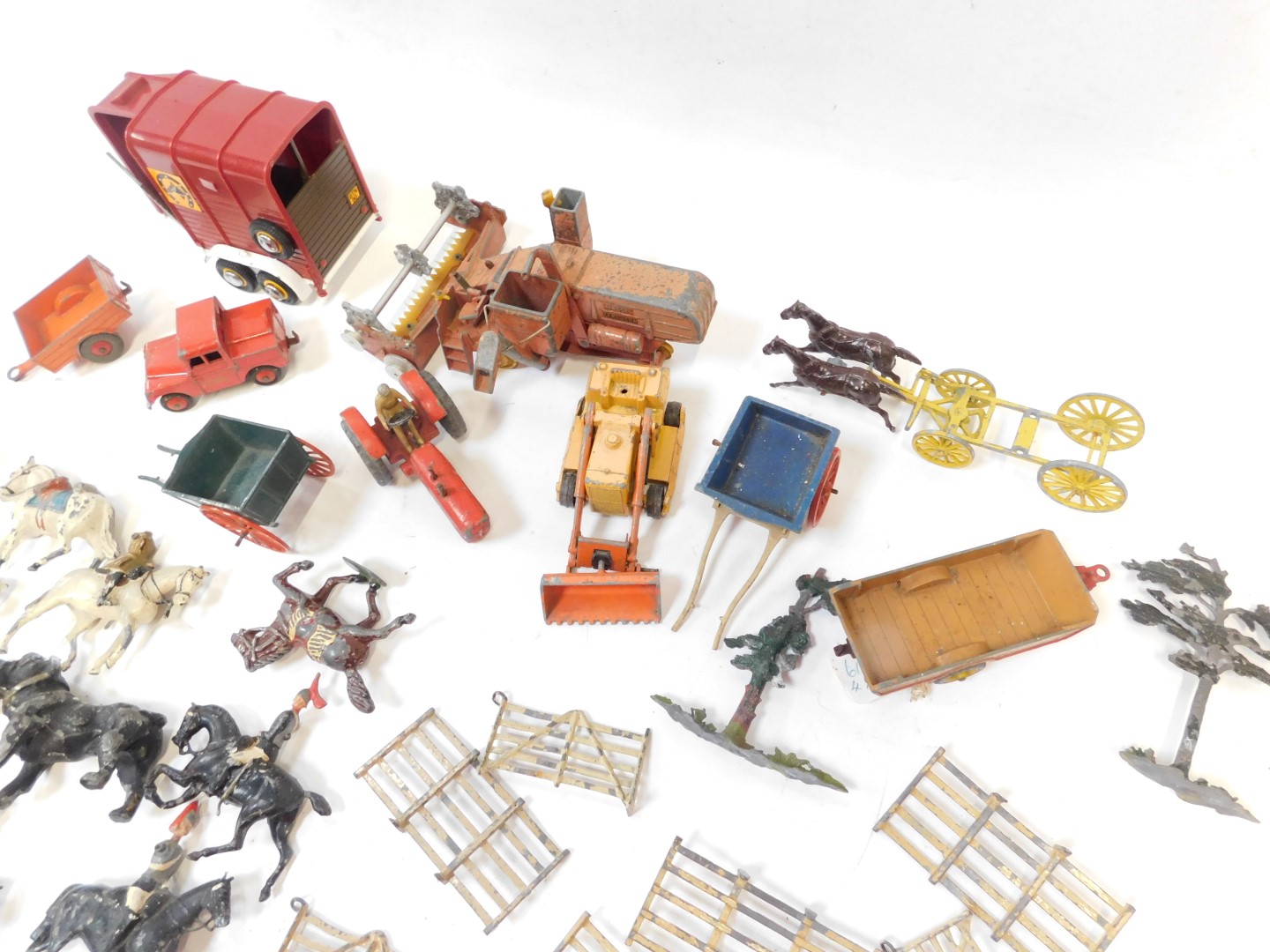 Diecast playworn agricultural vehicles and animals, comprising horse box, Dinky combine harvester, p - Image 2 of 3