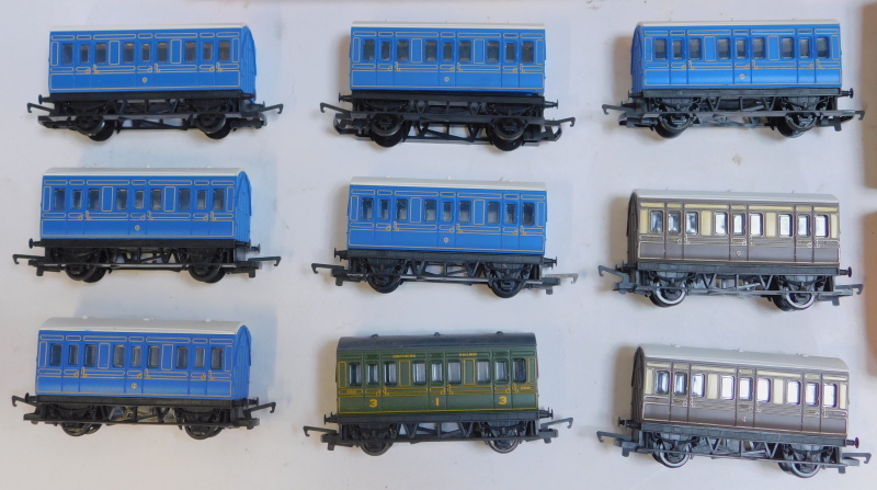 Hornby and Airfix OO gauge carriages, to include Inter-City, Scot Rail, Southern, etc. (a quantity) - Image 2 of 2