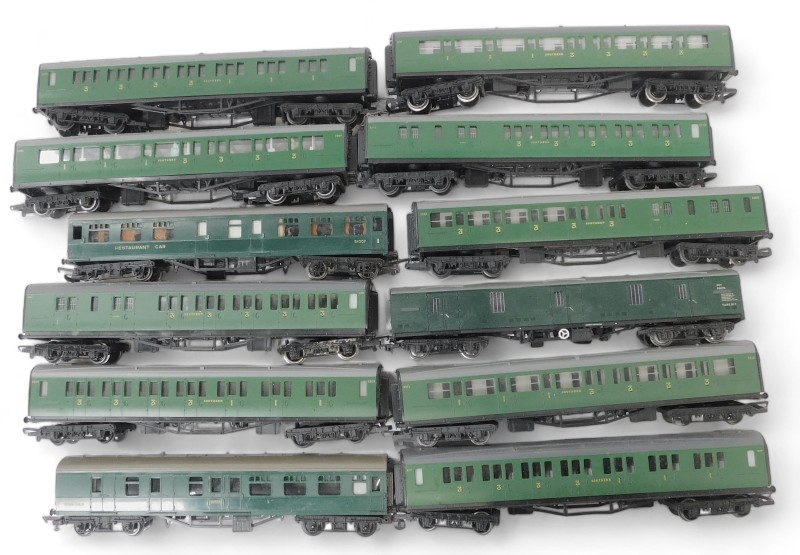 Hornby and other OO gauge carriages, to include Southern 11333.