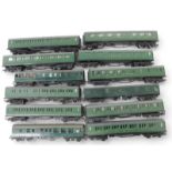 Hornby and other OO gauge carriages, to include Southern 11333.