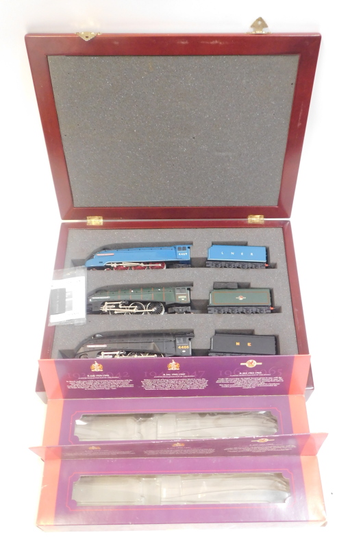 Hornby OO gauge Sir Ralph Wedgwood collection limited edition class A4 locomotives, Sir Ralph Wedgw - Image 2 of 2