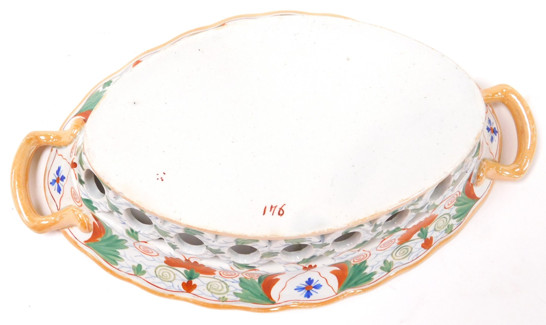 An early 19thC Spode pearlware Crazy Cow pattern chestnut basket on stand, pattern number 941, paint - Image 6 of 6