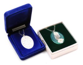 A silver The Elizabeth R pendant, issued by the Franklin Mint Ltd, for the Silver Jubilee 1977, case