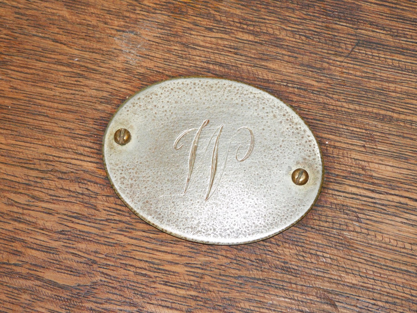 An early 20thC part canteen of plated cutlery, Old English pattern, initial engraved, in an oak serp - Image 5 of 5