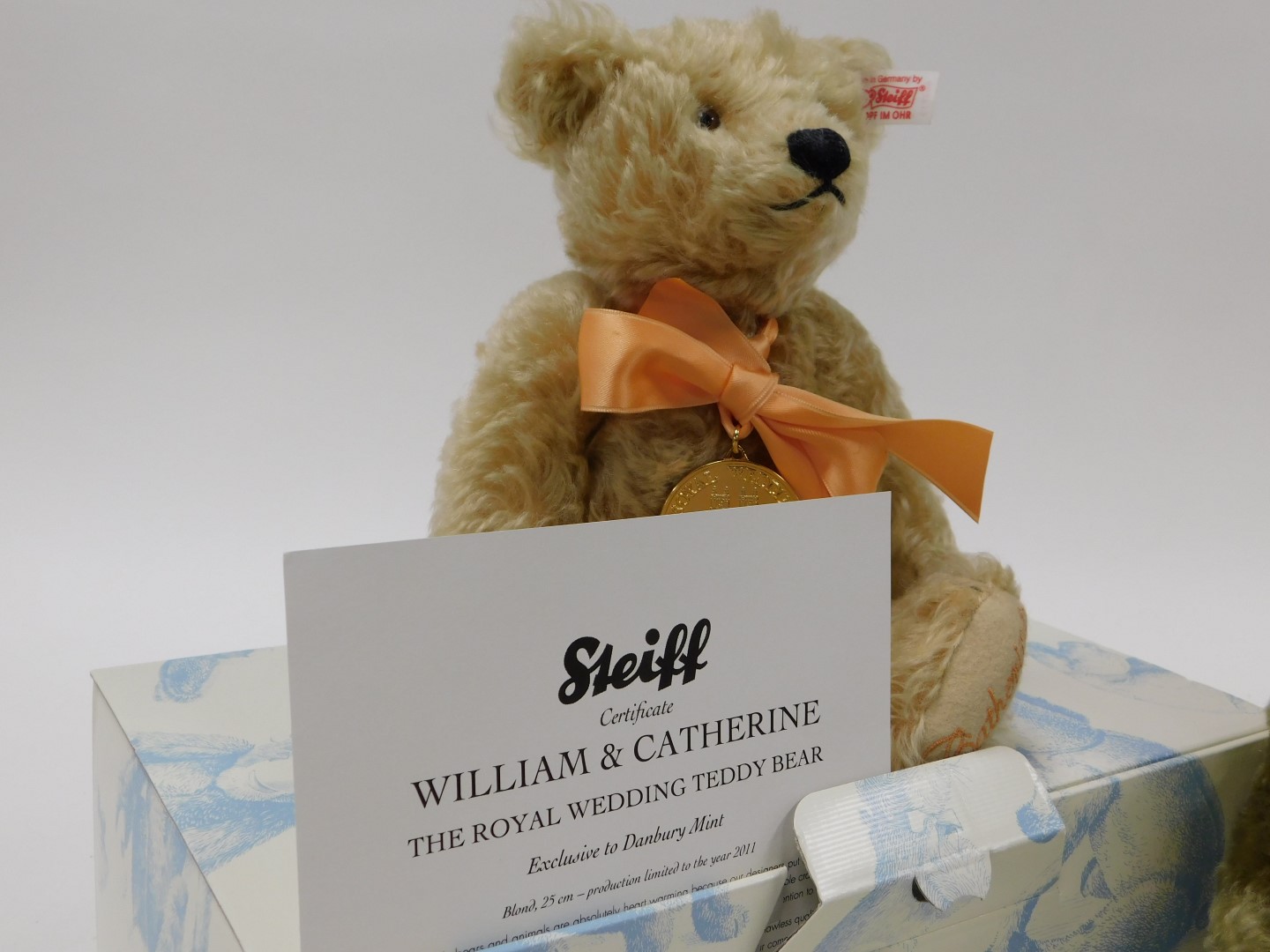 A Steiff William and Catherine The Royal Wedding Teddy bear, exclusive to Danbury Mint, limited edit - Image 2 of 3