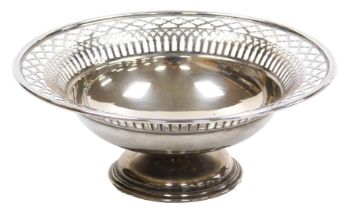 A George V silver pedestal bowl, with pierced tracery decoration, Chester 1911, 10.20oz, 21.5cm wide