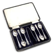 A set of six George V silver teaspoons, and a pair of sugar tongs, cased, Sheffield 1923, 3.51oz.