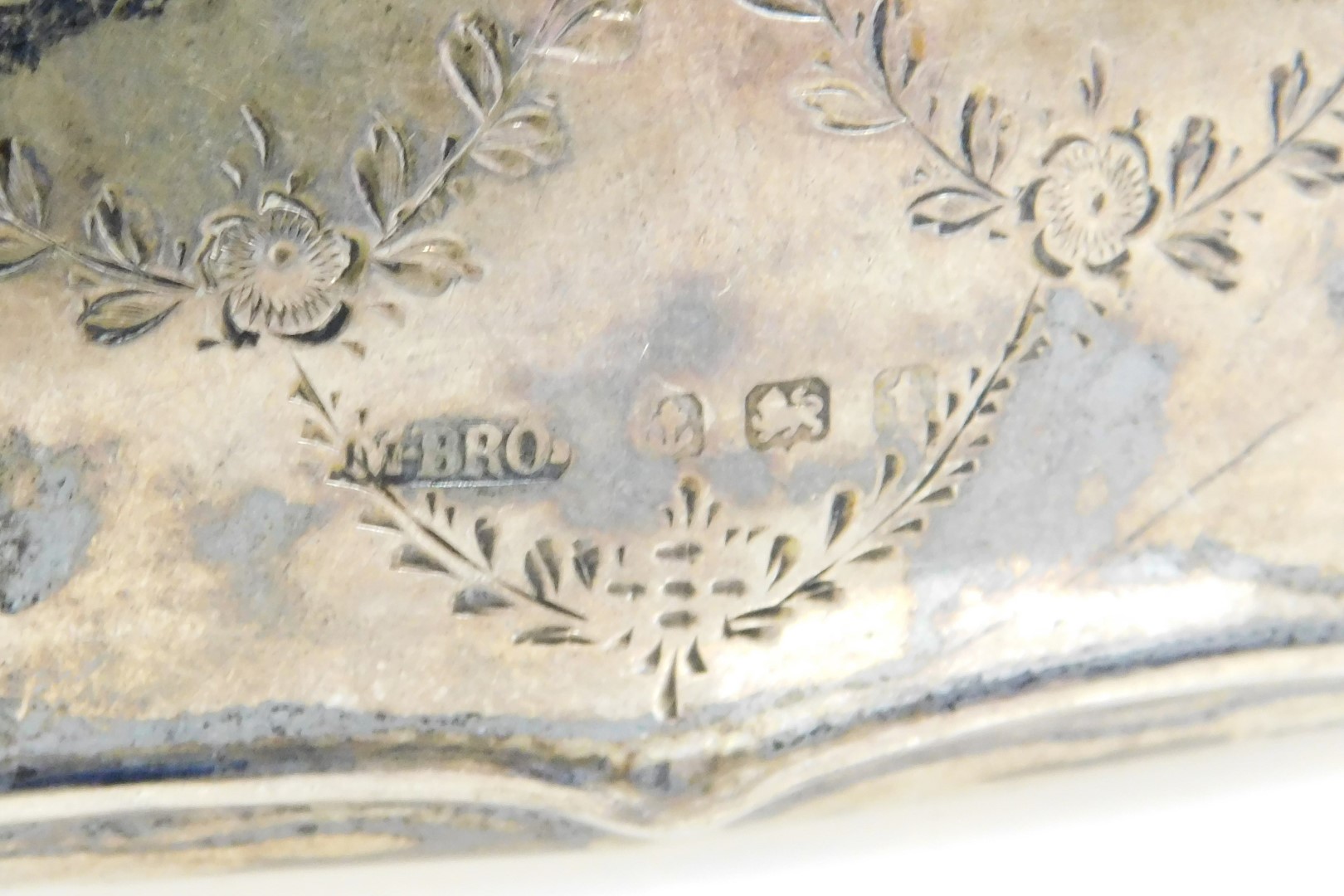 A George V silver evening purse, engraved with floral swags and foliate scrolls, on a chain link sus - Image 2 of 2