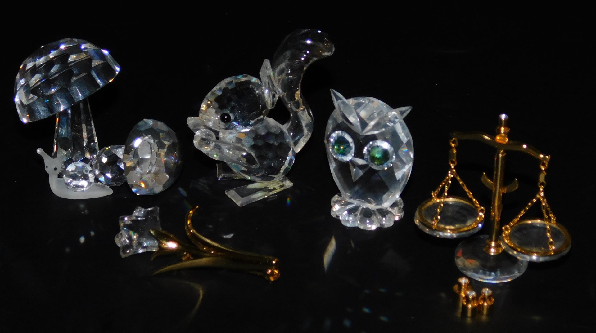 A group of Swarovski crystals, including a bird bath, small elephant, puffer fish, duckling, squirre - Image 3 of 3