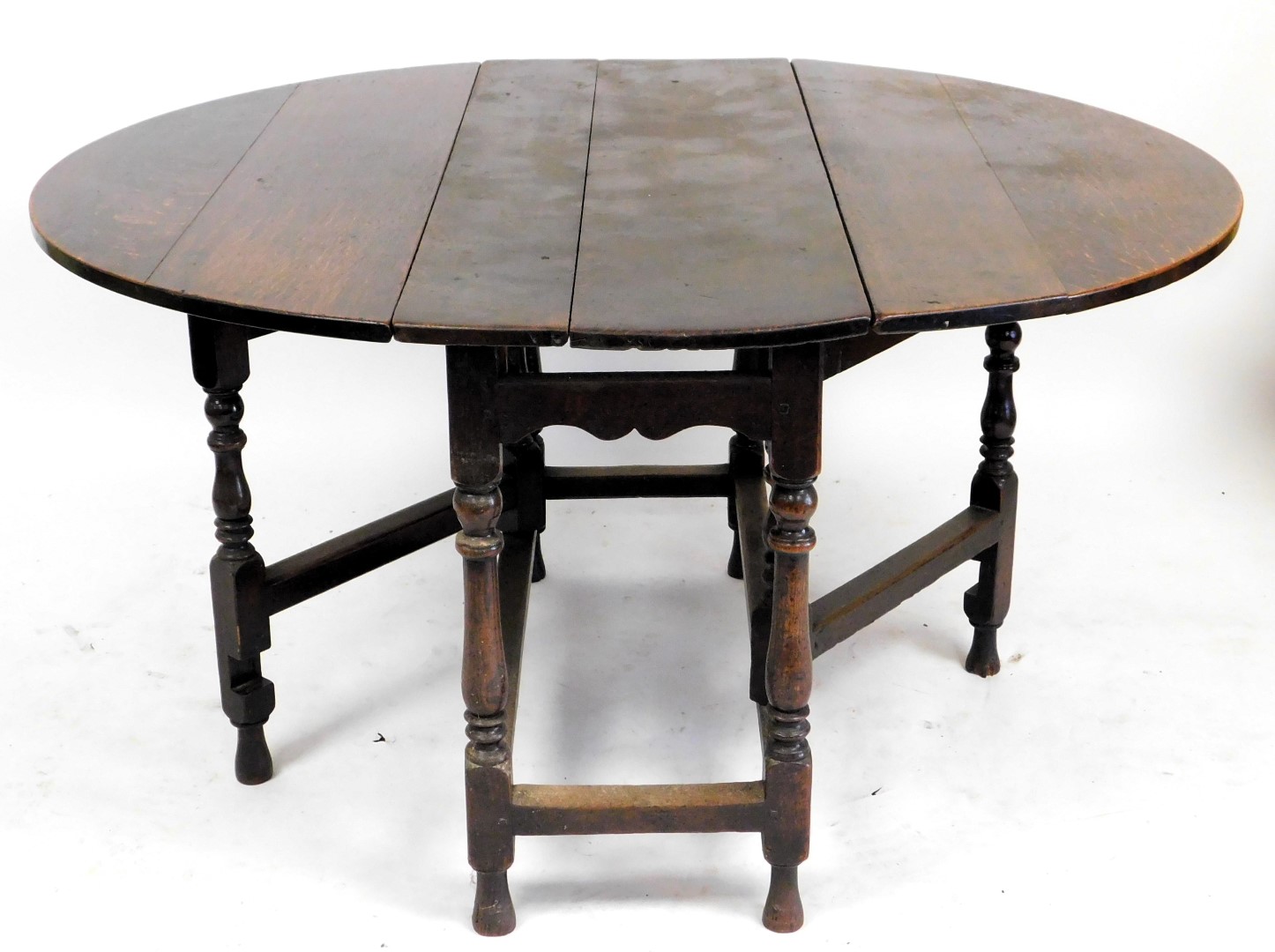 A late 18th/early 19thC oak oval gate leg table, on turned supports, 114cm wide. - Image 2 of 2